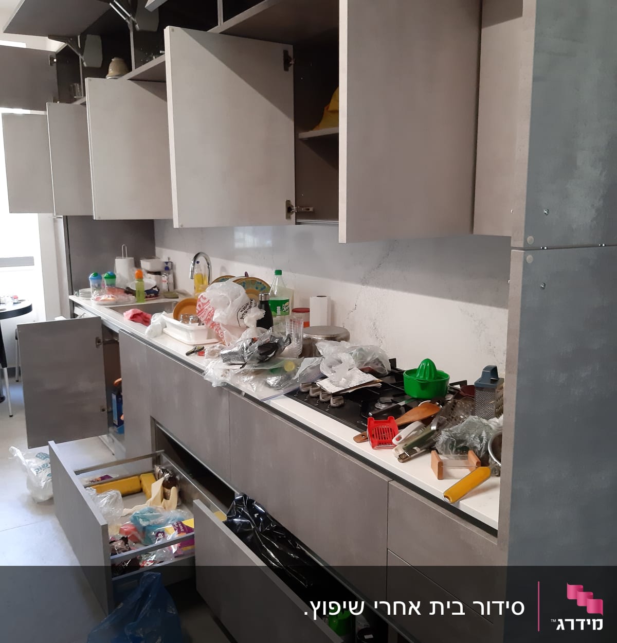 ארונות מטבח פתוחים עם כלים וחפצים מפוזרים